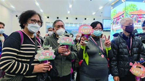 大明湖网红奶茶、天下第一泉景区游船船票……来自香港的近百名游客昨天下午抵达济南,刚一出关就收到了这些泉城文旅好礼。这是济南2023年迎来的首个入境旅游团,同时也是山东首个直航入境旅游团,之后旅游团将开启全新的好客山东之旅。◎山东商报·速豹新闻网记者 许倩 摄